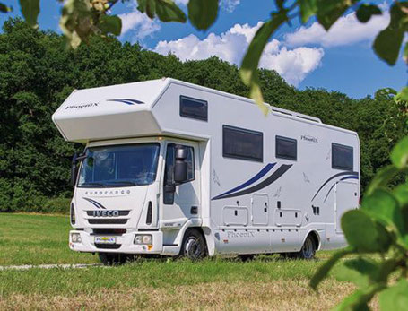 Langer Liner auf Asphaltstellplatz